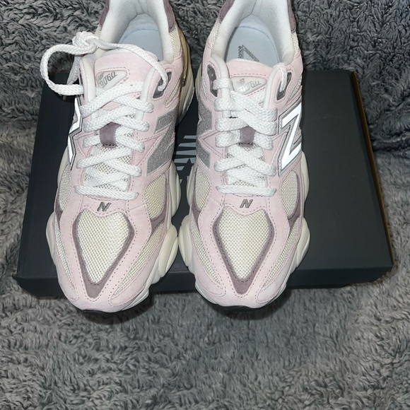 Size 10.5 woman’s New Balance 9060 Pink Sneakers Rose Sugar Suede Lifestyle - Picture 3 of 4